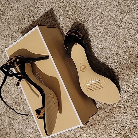 Michael Kors heels brand new in box size 7 - Picture 4 of 4